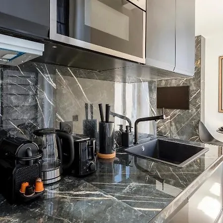 C3 Charming Getaway In 7th, Steps From Eiffel Tower